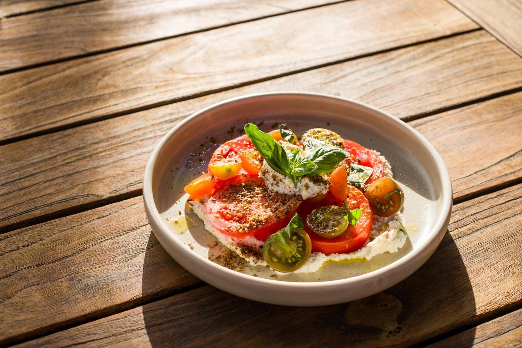 Carnmore Chateau Marlborough Бленгейм Екстер'єр фото A salad of tomatoes, feta cheese, and olive oil