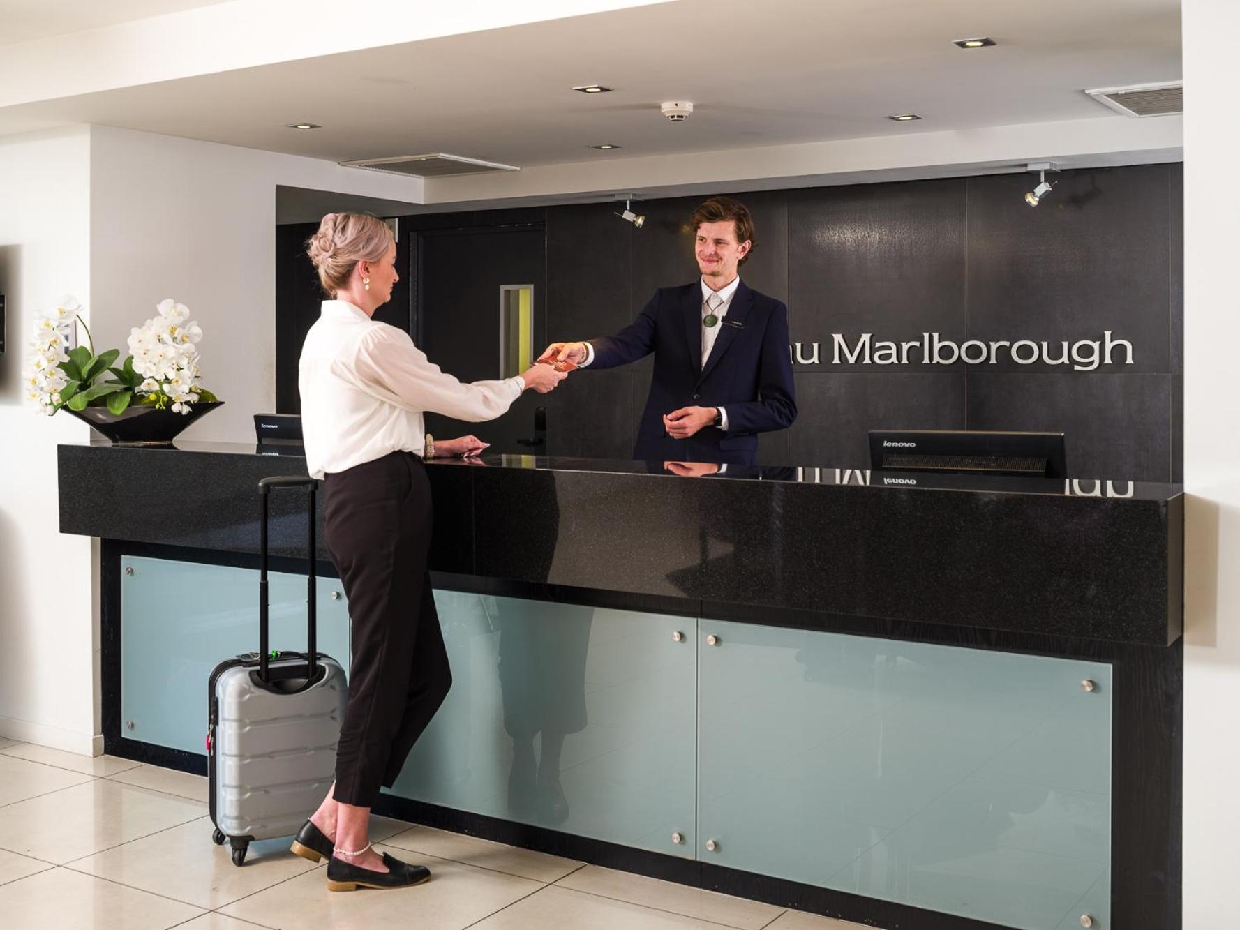Carnmore Chateau Marlborough Бленгейм Екстер'єр фото A hotel receptionist